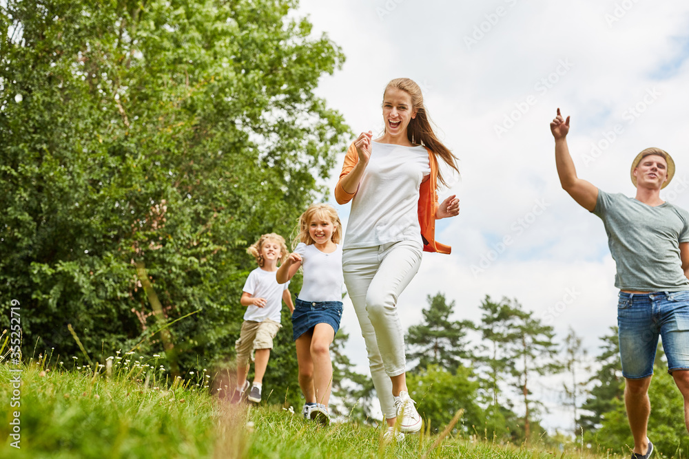 Obraz premium Frau läuft lachend über eine Wiese