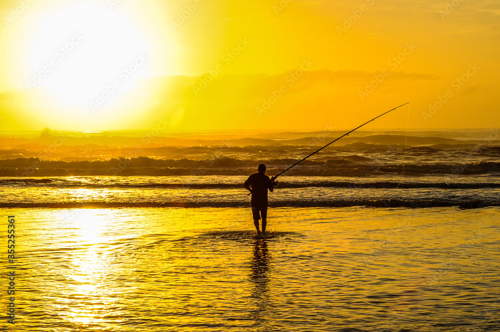 Fototapeta premium Nascer do sol em praia da cidade de capão da canoa, no litoral do estado do Rio grande do sul. Mas um dia de verão para os pescadores locais. 