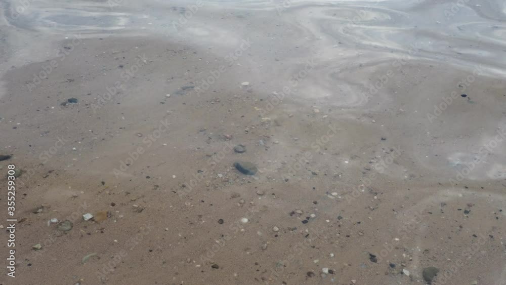 Sonnenlicht reflektiert sich in den sanften Wellen des Brombachsees. Das klare, saubere Wasser gibt den Blick frei auf sandigen Untergrund. Ideale Voraussetzungen für entspannten Badespass. Sonnenlicht reflektiert sich in den sanften Wellen des Brombachsees. Das klare, saubere Wasser gibt den Blick frei auf sandigen Untergrund. Ideale Voraussetzungen für entspannten Badespass.