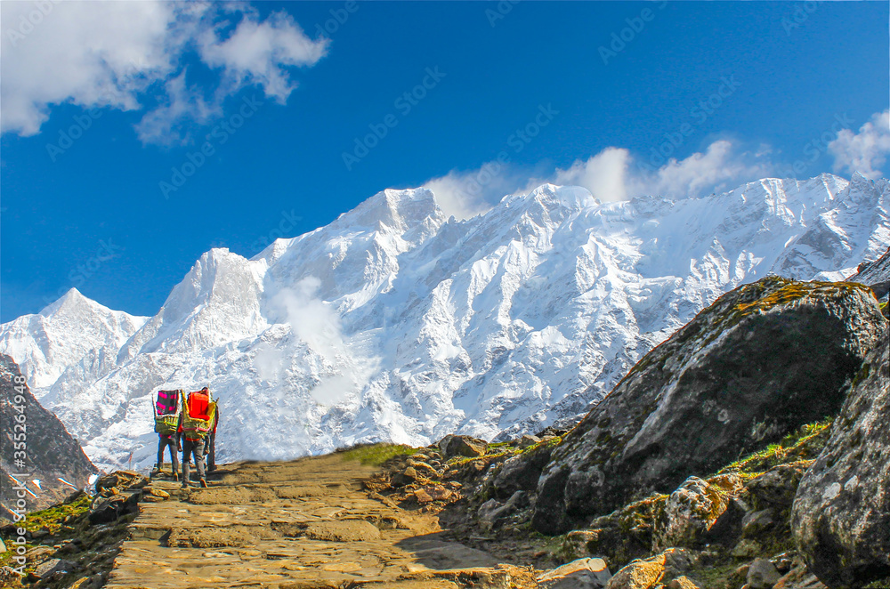 Way to Kedarnath with Kedar and Choukhamba Peak