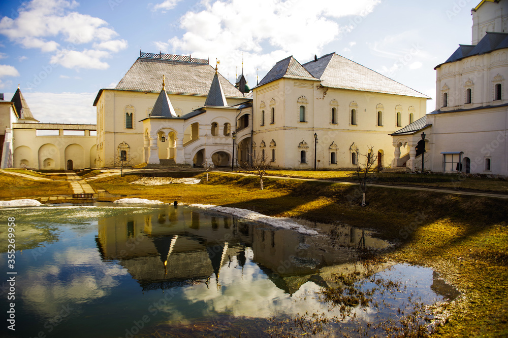 Obraz premium The ancient Kremlin in the city of Rostov. Yaroslavl region, Russia