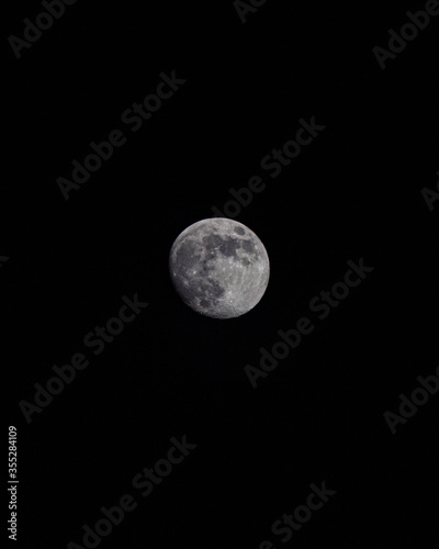 foto de la luna en su estado lleno o completa , con cráteres muy visibles 