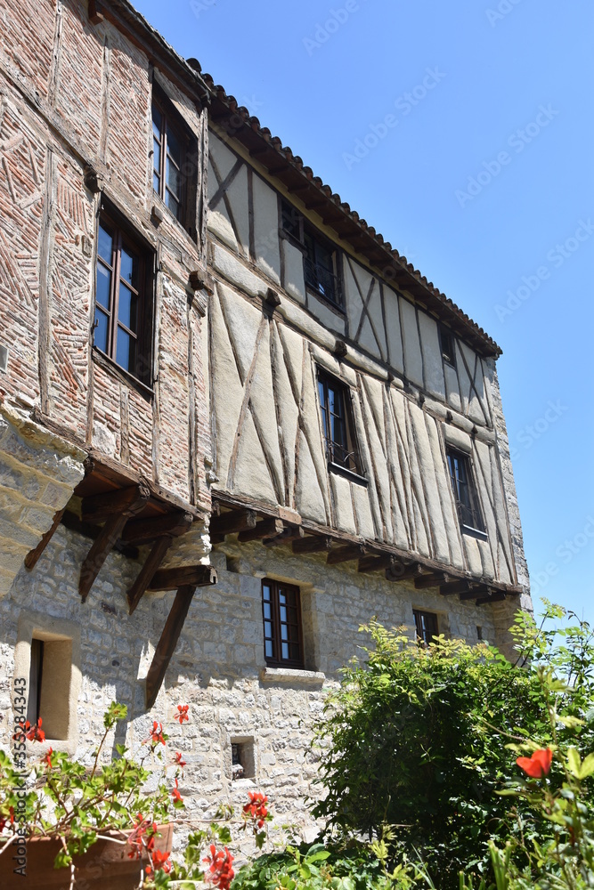 Le village de Puycelsi dans le Tarn en France