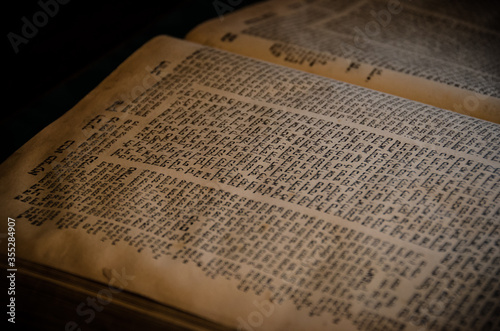 Φωτογραφία An open bible in hebrew