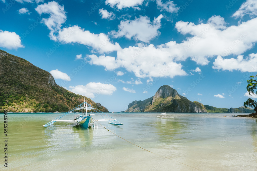 Fototapeta premium Boat in El Nido bay and Cadlao island, Palawan, Philippines