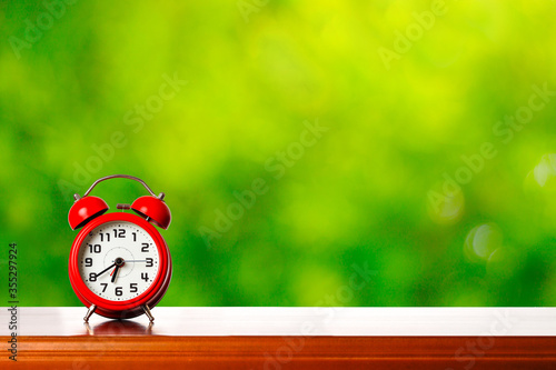 目覚まし時計と緑背景