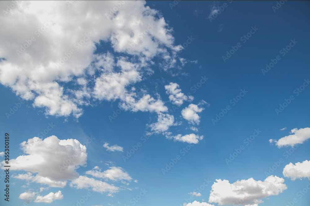 Cielo azul con nubes. Cielo azul con nubes.
