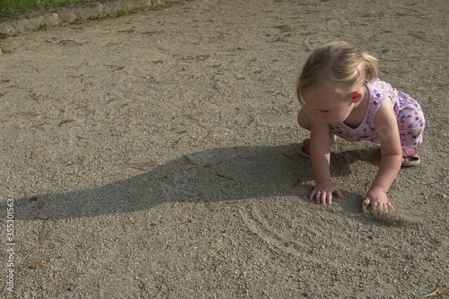 Kind Hannah beim unbeschwerten Spielen auf einem Spielplatz. Das Kindergartenmädchen ist je nach Stimmung aufgeweckt, frech, froehlich, energievoll, eben ein richtig suesses Girly. photo