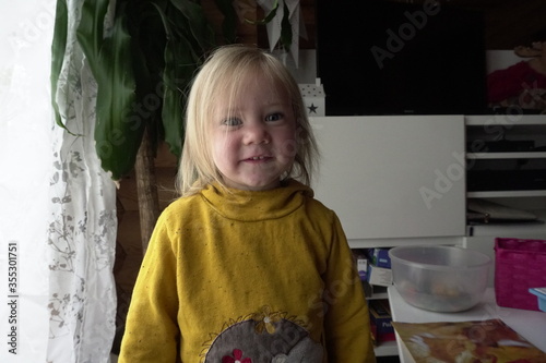 Kind Hannah beim unbeschwerten Spielen auf einem Spielplatz. Das Kindergartenmädchen ist je nach Stimmung aufgeweckt, frech, froehlich, energievoll, eben ein richtig suesses Girly. photo