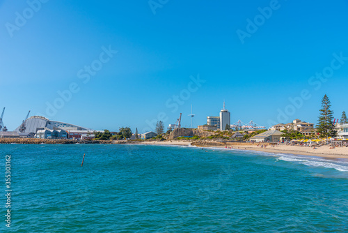 Fotografia Roundhouse behind bathers beach in Fremantle, Australia