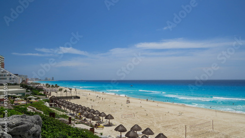 Hermoso día de Playa soleado con arena blanca y mar turquesa en Cancún México 