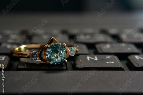  Gems and jewelry are gold rings. Set with zircon