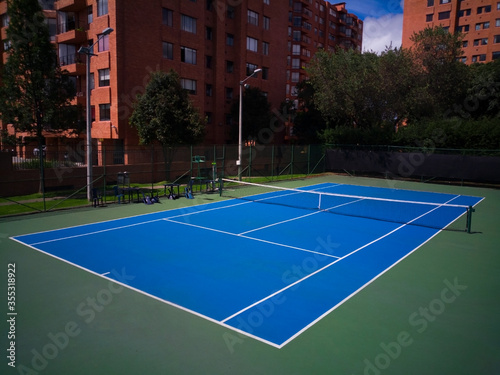 Cancha de tenis en un conjunto residencial
