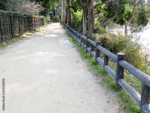 日本の田舎の風景 1月 真冬の公園の遊歩道