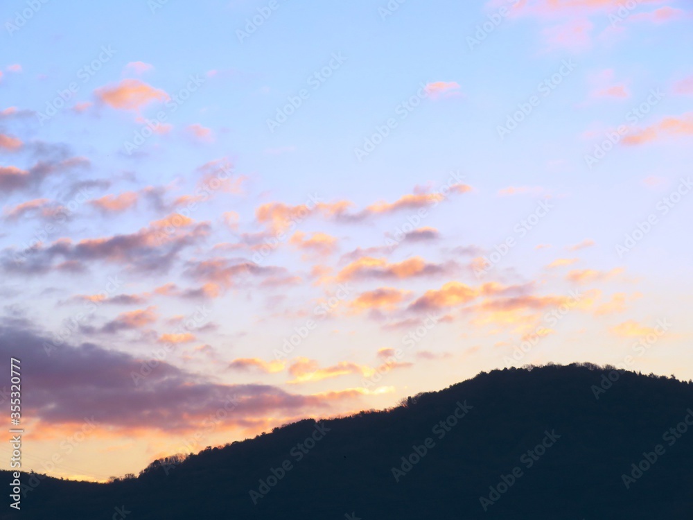 日本の田舎の風景　1月　真冬の朝日と山と空　朝焼け