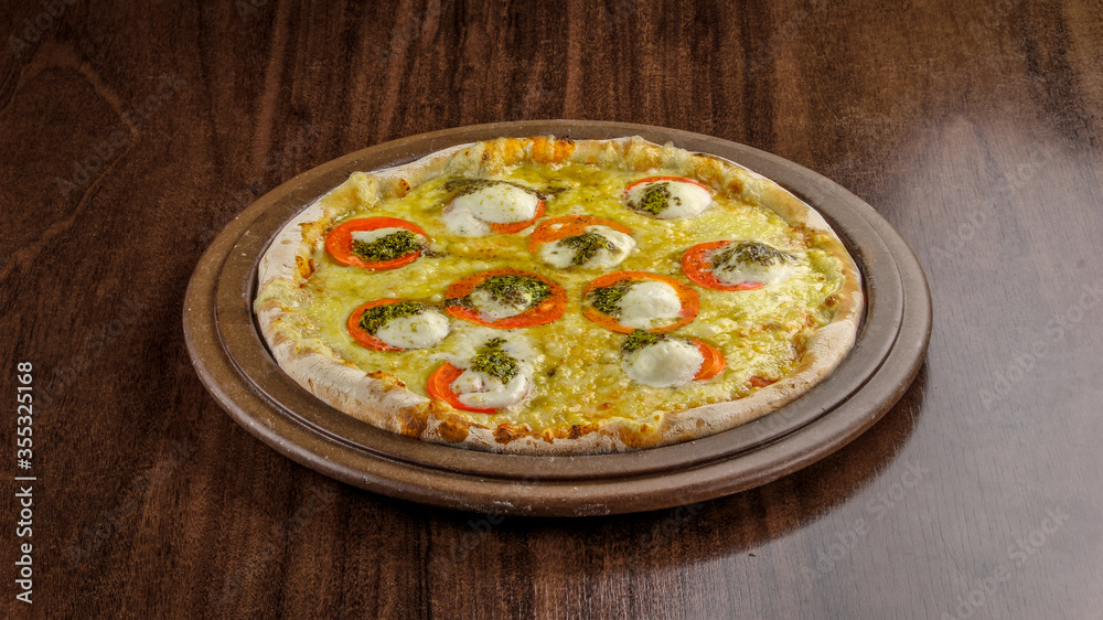 Pizza com queijo com tomate orégano e tomate Pizza com queijo com tomate orégano e tomate