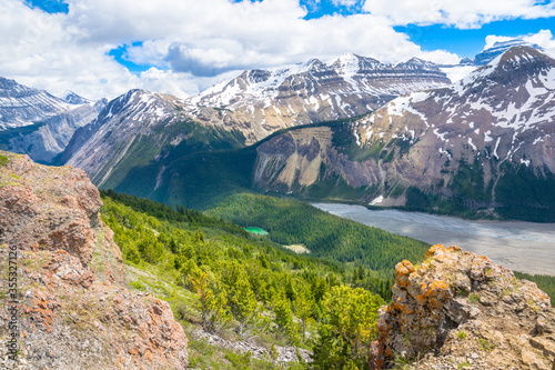 Fototapeta Naklejka Na Ścianę i Meble -  Beautiful view of Parker Ridge Trailhead - Jasper National Park, Alberta - Canada