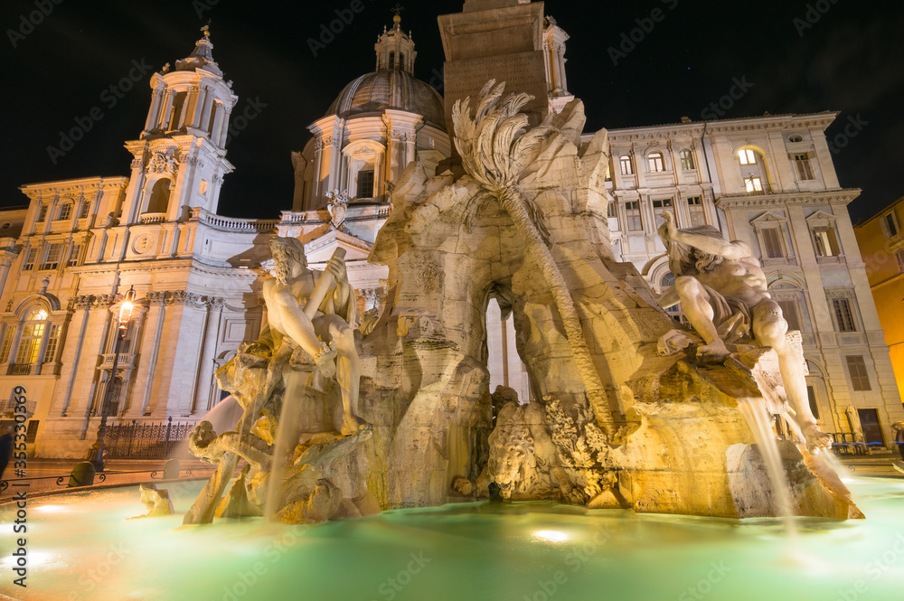 Φωτογραφία Night view of Fontana dei Quattro Fiumi (Fountain of the Four Rivers) in Piazza