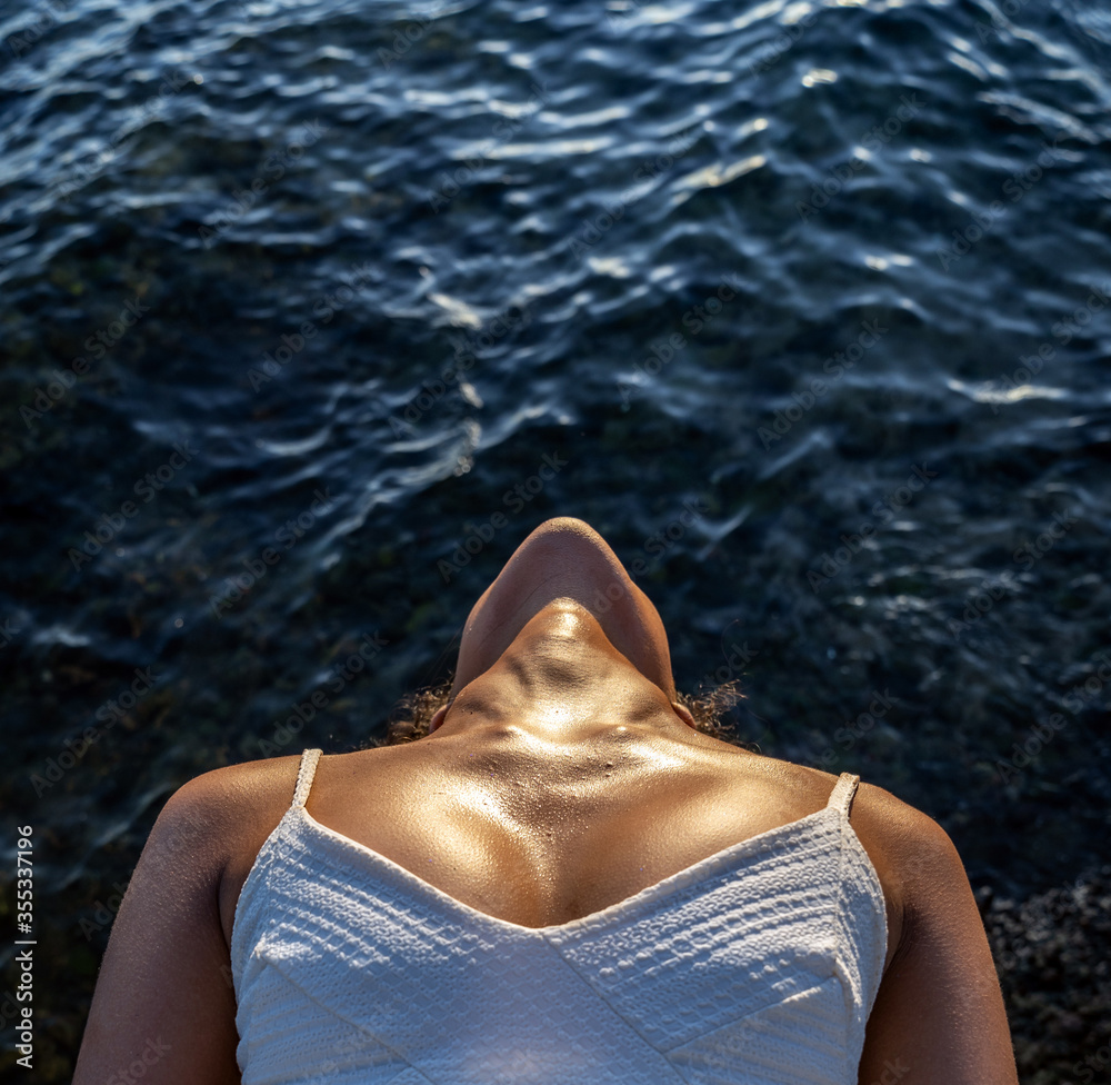 Fototapeta premium Body part of slim and sporty young girl over ocean background