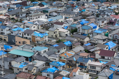 台風被害を受けた瓦屋根の民家 © 英輔 佐藤
