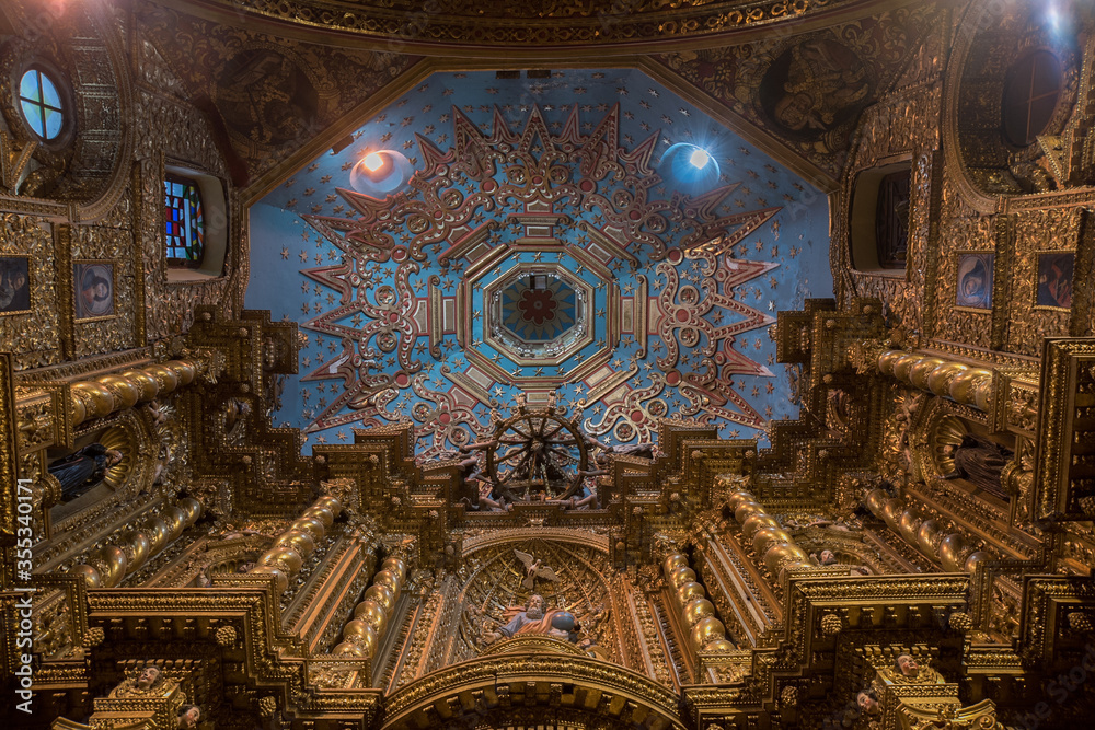 Obraz premium Church art wood gold carving on the ceiling of La compañia de Jesus in Quito,Ecuador