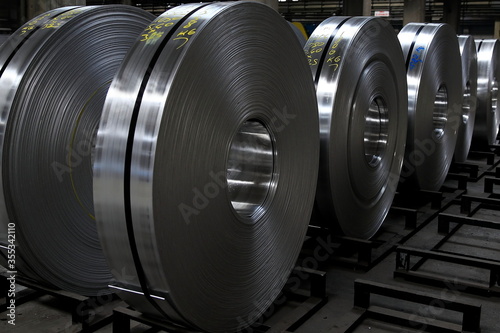 Cuadro en lienzo Completed the production of aluminum sheet coils.