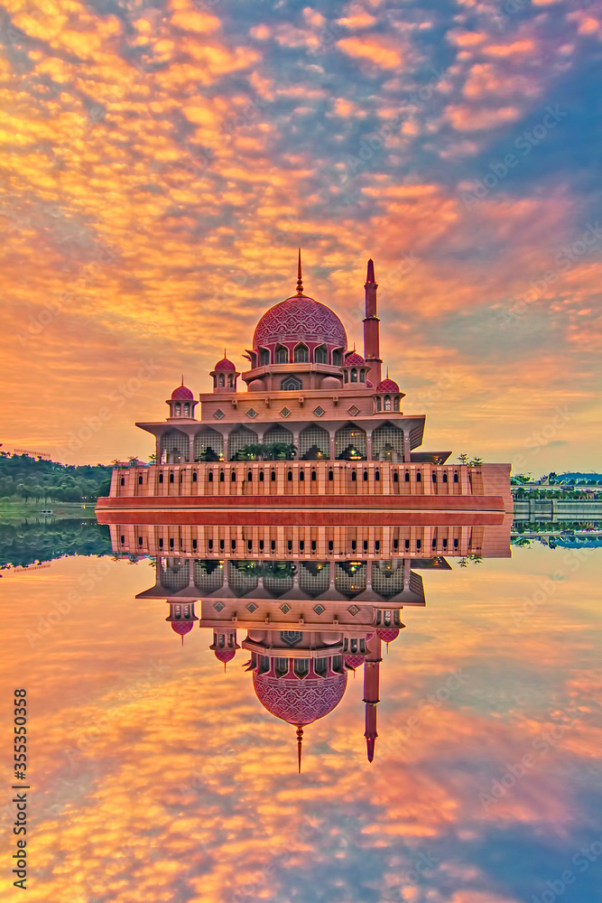 Obraz premium Beautiful architectural design of Putra Mosque with magnificient sunrise at the background