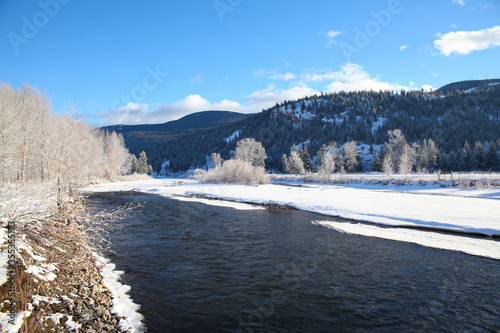 Fototapeta Naklejka Na Ścianę i Meble -  Frozen river