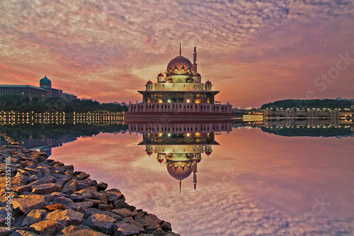 Tableau sur toile Dramatic sunrise view over putrajaya with reflection of Putra Mosque and unique