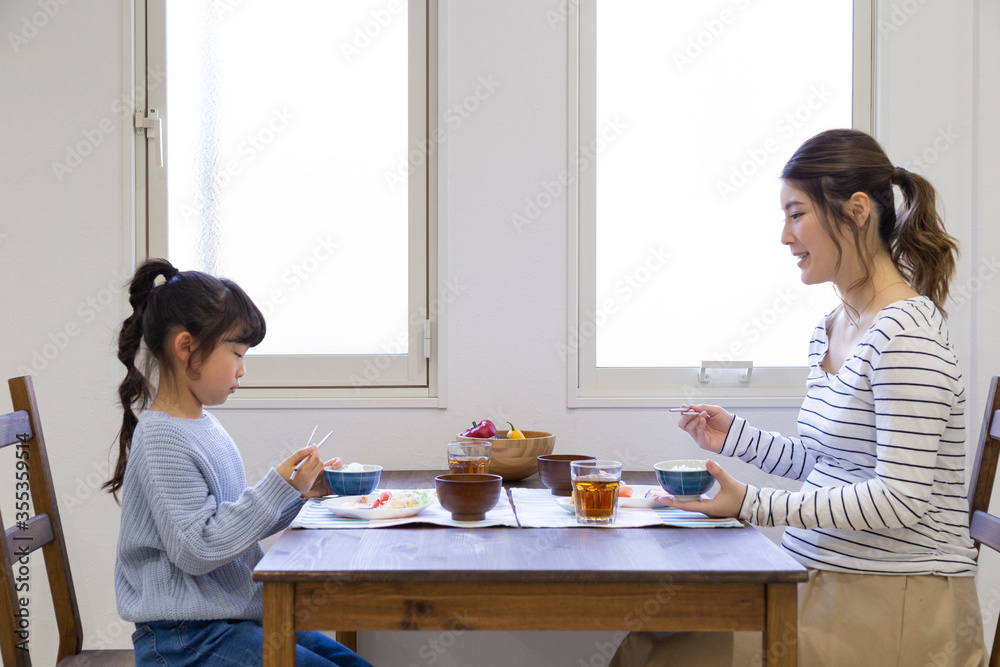 朝食を食べる母娘