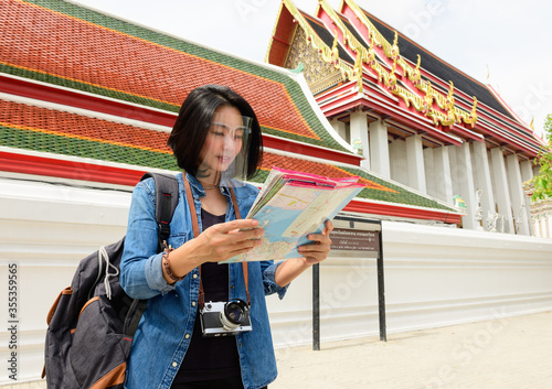 Canvas Print Asian tourist wearing protective face shield during coronavirus outbreak