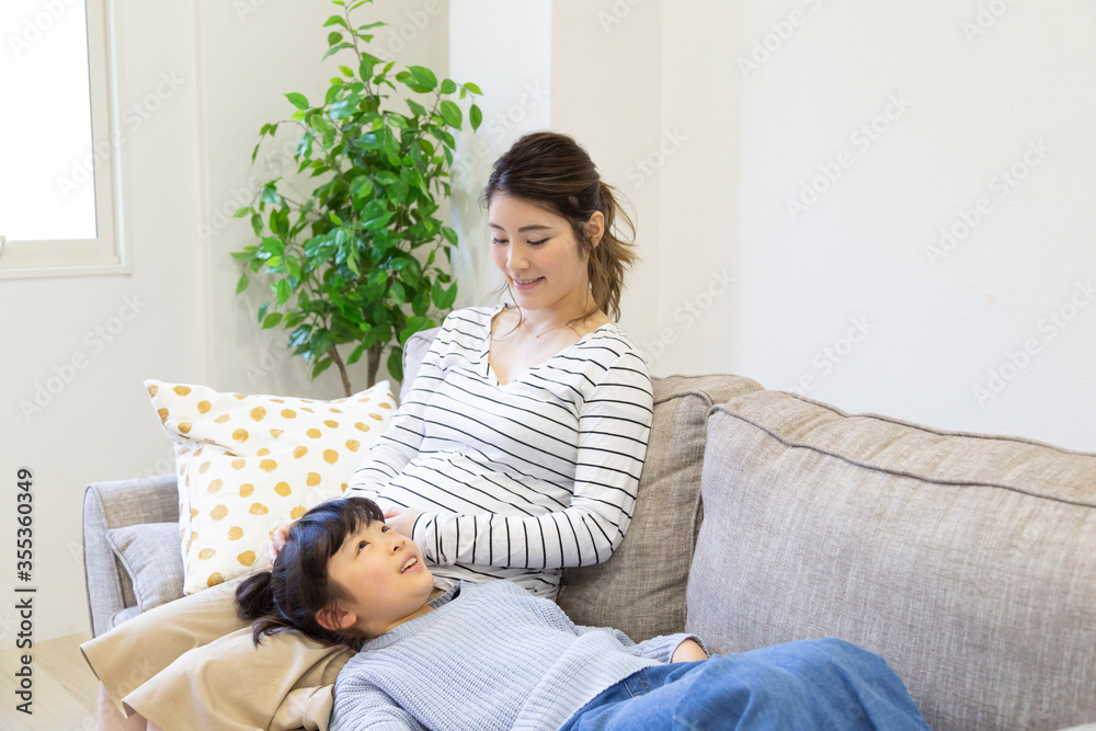 母親の膝枕で寝る女の子 Stock Photo Adobe Stock