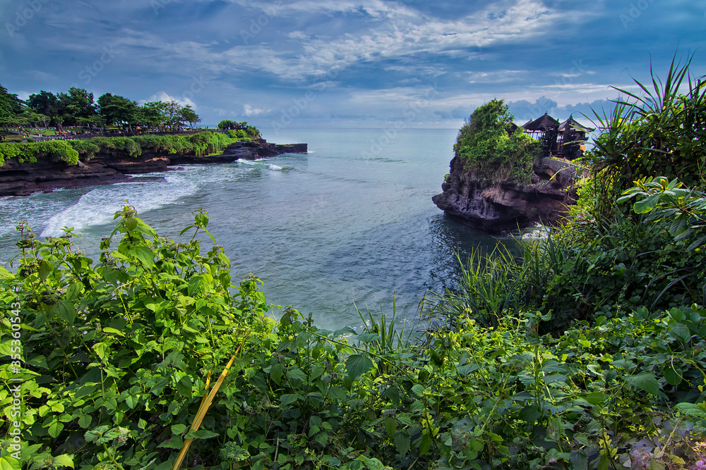 Obraz premium Winde angle shot of the cliff surrounding the Tanah Lot in Bali.