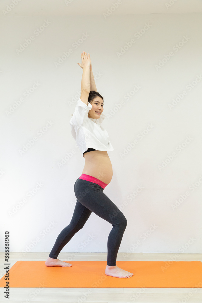 ヨガをする妊婦さん ヨガをする妊婦さん