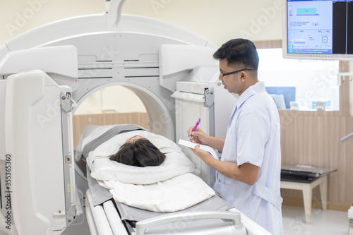 Photos PET/CT is a nuclear medicine device that uses a combination of PET (Positron Emission Tomography) and Computed Tomography technology to diagnose cancer