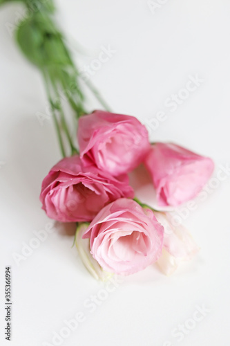 ピンク色のトルコキキョウの花束