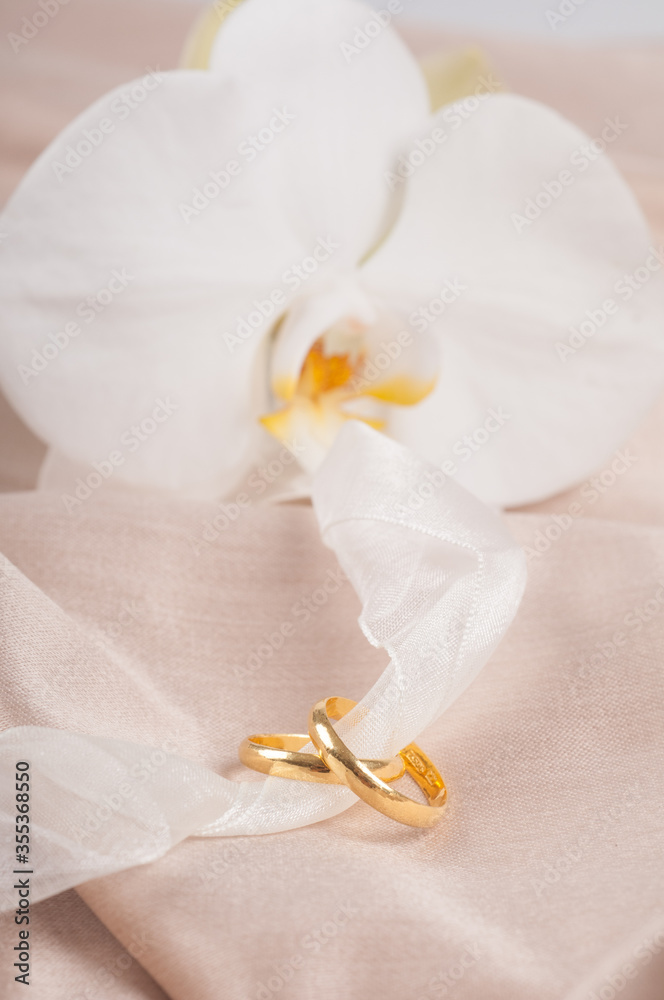 wedding rings on the silk