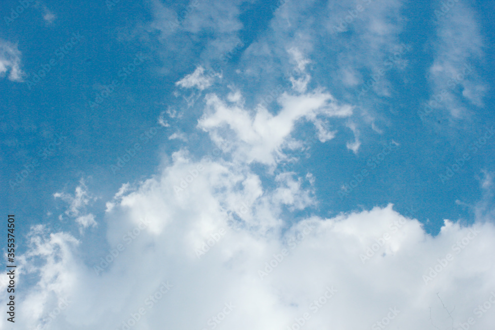 Obraz premium beautiful photos of the blue sky on a clear day with clean white clouds, a combination of blue and white and sparkling sunlight add a sense of enthusiasm for outdoor activities