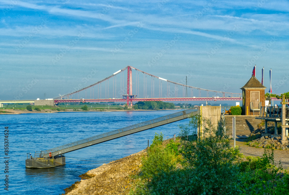 Rheinbrücke und Uferpromenade in Emmerich