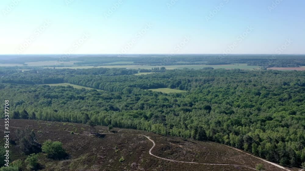 survol de la forêt de Rambouillet près de Versailles (France) survol de la forêt de Rambouillet près de Versailles (France)