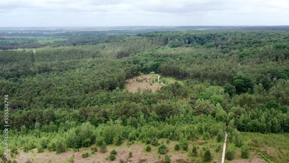 survol de la forêt de Rambouillet près de Versailles (France) survol de la forêt de Rambouillet près de Versailles (France)
