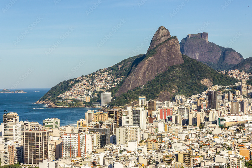 Obraz premium ipanema neighborhood seen from the top of cantagalo hill.