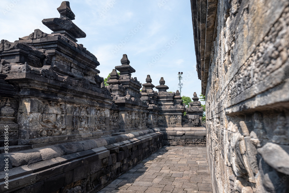 Obraz premium The stories from Mahayana Buddhist Sutras carved on the relief panels of Borobudur Temple (750AD)