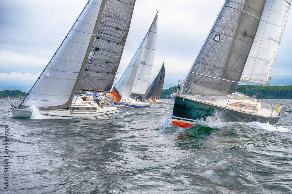 Naklejka premium Dramatik bei Regattastart