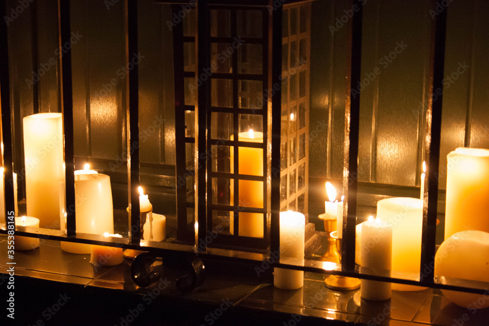 Velas encendidas en ventanas de calle oscura misteriosa foto de Stock |  Adobe Stock