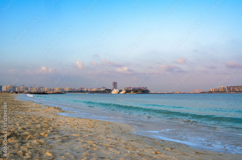 Φωτογραφία Beautiful landscape of Al Sufouh Beach, one of Dubai's hidden gems, also known as “Secret Beach and Black Palace Beach with iconic Burj Al Arab in the background