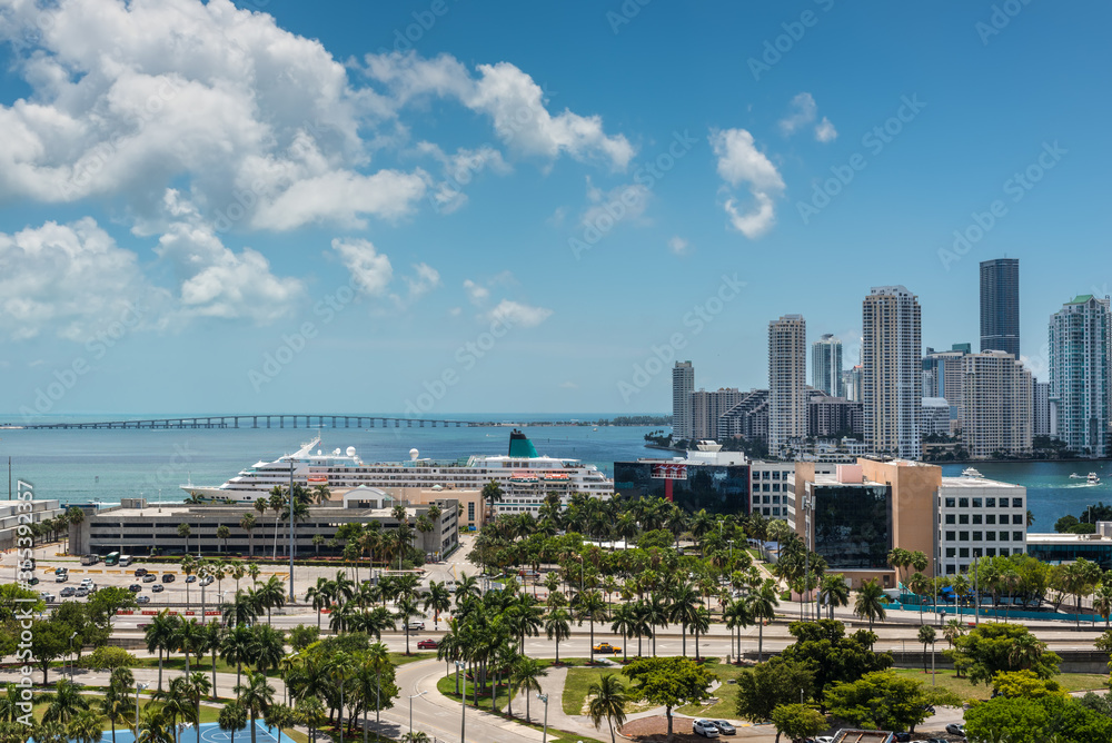 Fototapeta premium Downtown of Miami Skyline with amazing architecture viewed from Dodge Island with Cruise terminal at Biscayne Bay in Miami, Florida, USA