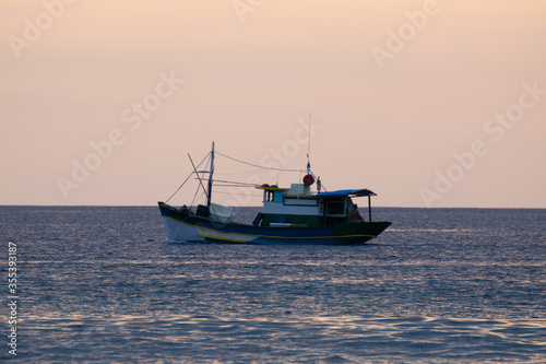 Schiff während des Sonnenuntergangs © Heisen Photography