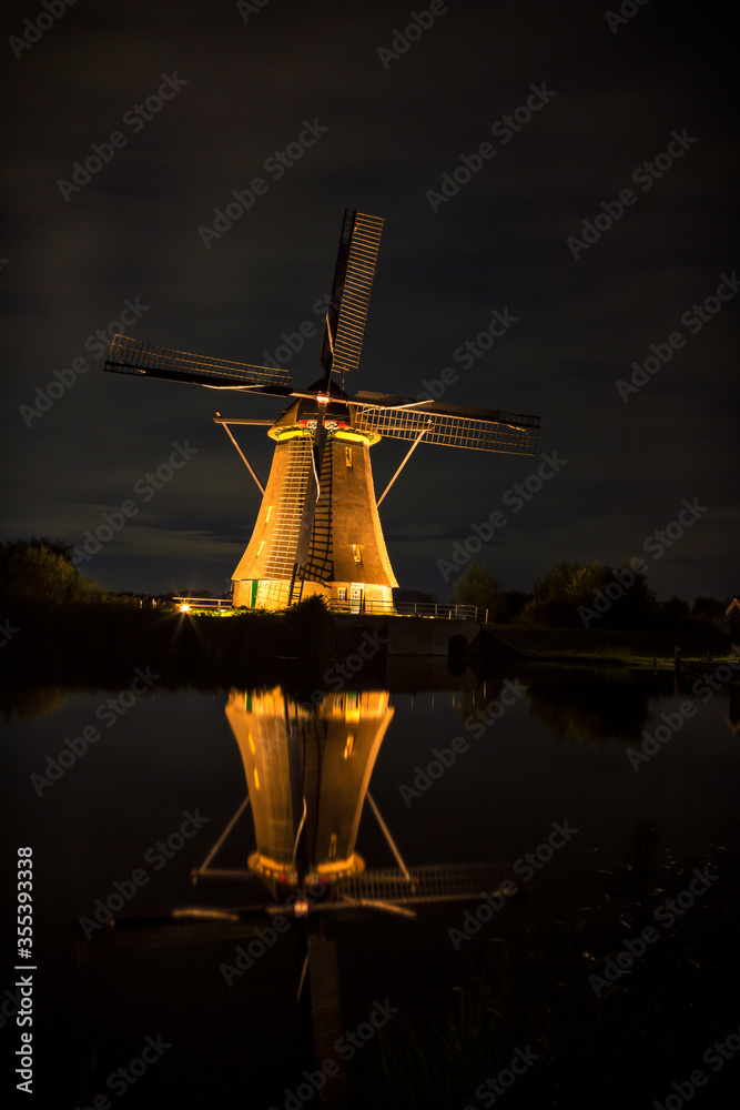 Obraz premium Mills at Kinderdijk (The Netherlands) in the evening illuminated
