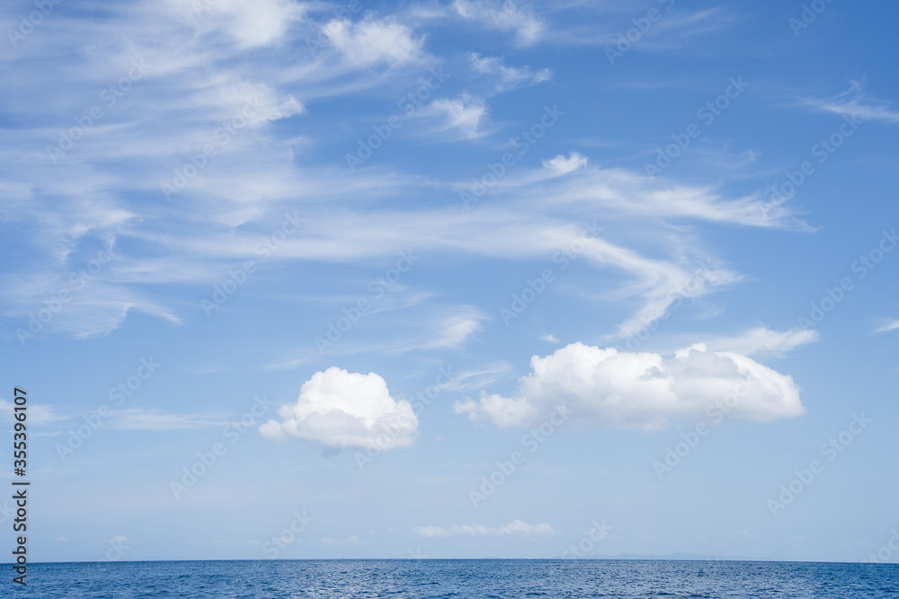 Obraz premium Wolken am Himmel mit Meer